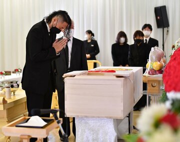 猪木さんに向けて手を合わせる中邑（ＩＧＦ提供）