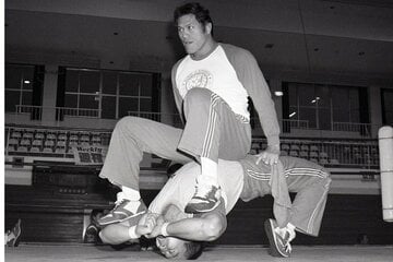 アントニオ猪木さん（上）とトレーニングをする若手時代の蝶野正洋