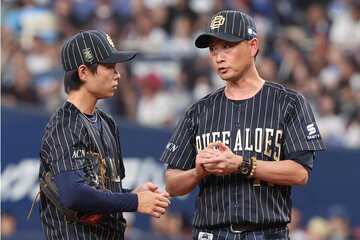 ６回表に降板した山岡泰輔と岸田護監督