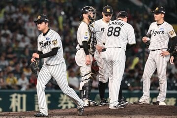 ７回、降板する阪神・高橋（左）