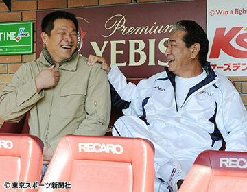  楽天時代、山崎武司氏（左）と談笑する星野監督（２０１０年１１月）