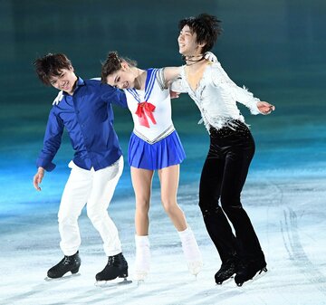 羽生結弦(右)、宇野昌磨(左)に挟まれるセーラームーン姿のメドベージェワ（2017年）