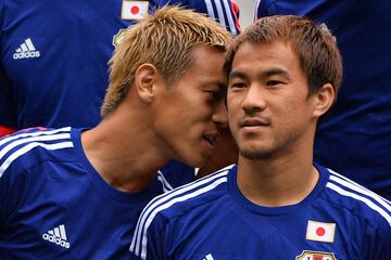 岡崎慎司に何かをささやく本田圭佑（２０１５年）
