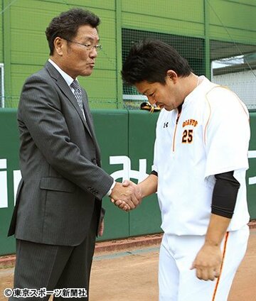 教え子・村田（右）を常に気にかけている田代コーチ。本紙の直撃に…