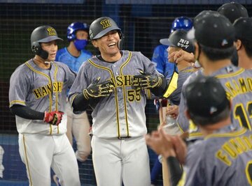  ベンチで祝福される阪神・陽川（５５）