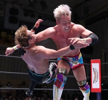  ＹＯＳＨＩ‐ＨＡＳＨＩ（左）をレインメーカーでフィニッシュしたオカダ（東スポWeb）