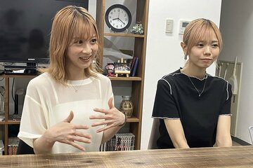 インタビューに応じたまなみ(左)とみのり