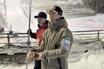 母国でのW杯にリラックスした表情の小林陵侑(右)