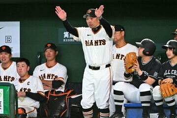 ２回、リプレー検証をリクエストする阿部監督（中央）