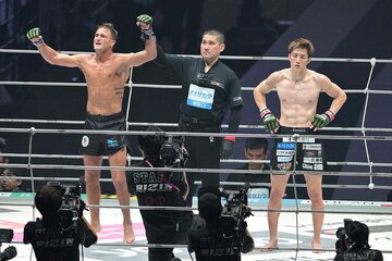 判定で井上直樹(右)に勝利したダニー・サバテロ