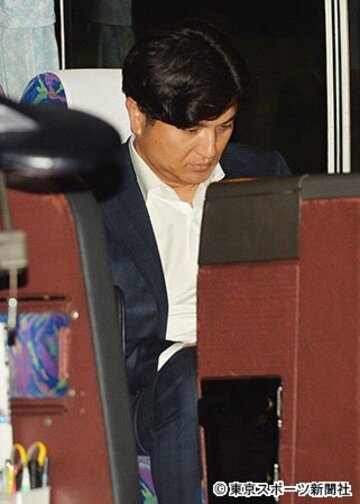  広島の宿舎に到着した巨人・高橋由伸監督