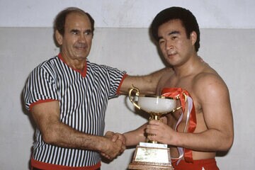 特別レフェリーのルー・テーズから祝福された（８３年４月２２日、札幌）