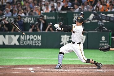 バットを折りながら適時打を放った佐々木