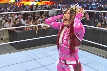 「クイーン」トーナメント優勝のイヨ・スカイは王冠をかぶり歓喜の表情（©AbemaTV, Inc.）