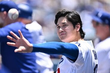 ベンチで笑顔の大谷(ロイター)