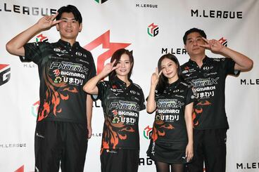 セガサミーフェニックス(佐野ひなこは右から2人目)