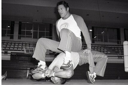 アントニオ猪木さん(上)とトレーニングをする若手時代の蝶野正洋