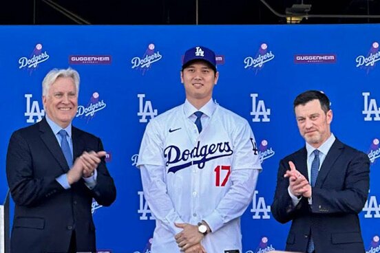 ドジャースに「成功」をもたらした大谷翔平(中)との入団契約だが…（2023年12月）