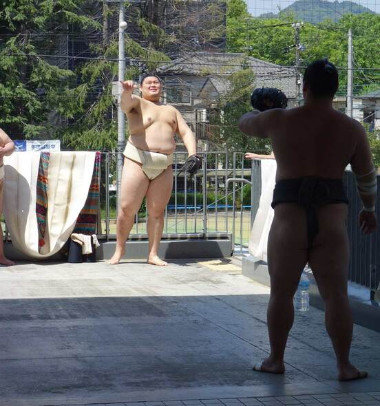 巡業の休憩中にキャッチボールをする大の里