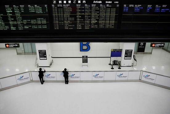 オミクロン株拡大を受け外国人の新規入国が原則停止。成田空港は閑散としていた(ロイター)
