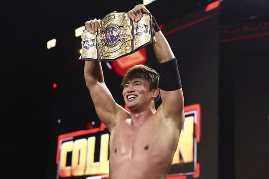 インターナショナル王座のベルトを掲げるオカダ・カズチカ©All Elite Wrestling