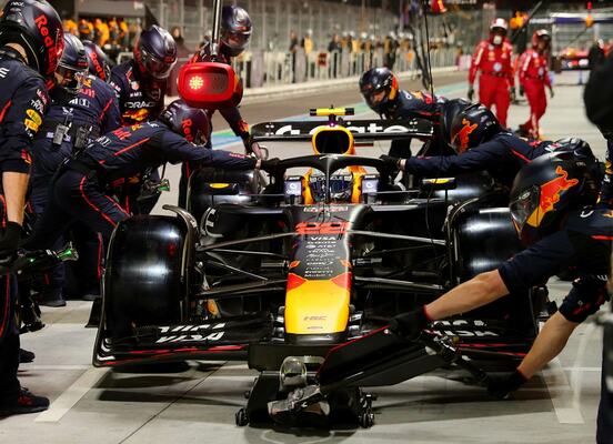 ピットで整備される角田裕毅のマシン（ロイター）