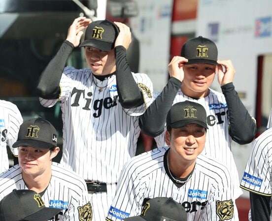 パレードに参加した中野拓夢（前列左）、藤川球児監督（前列右）、才木浩人（後列左）、森下翔太(後列右）