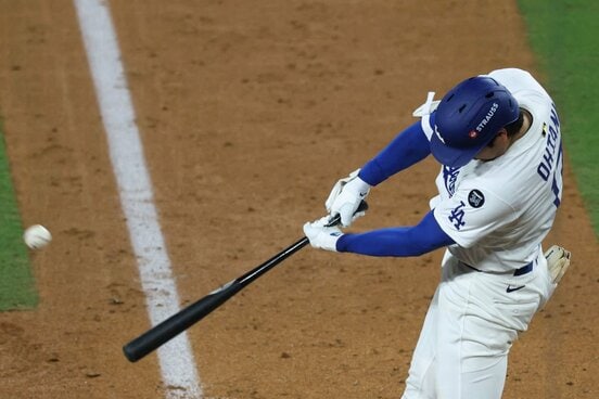 ブルワーズとのナ・リーグ優勝決定シリーズ第４戦で３本目のホームランを放つ大谷（ロイター）