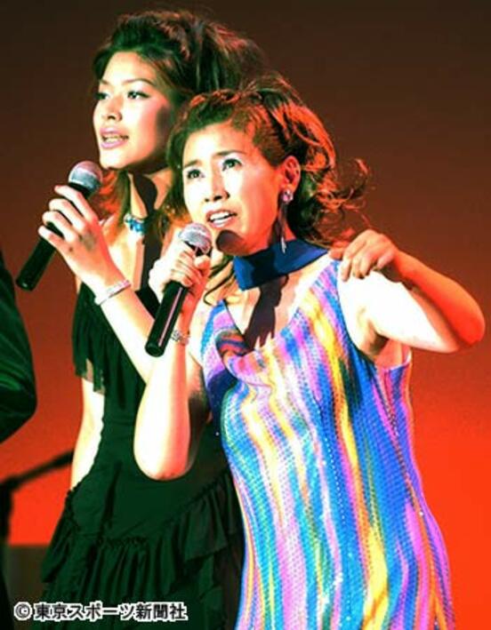 芸能生活30周年記念パーティーで、娘の澤田かおり(左)とデュエットする沢田亜矢子(2003年9月)