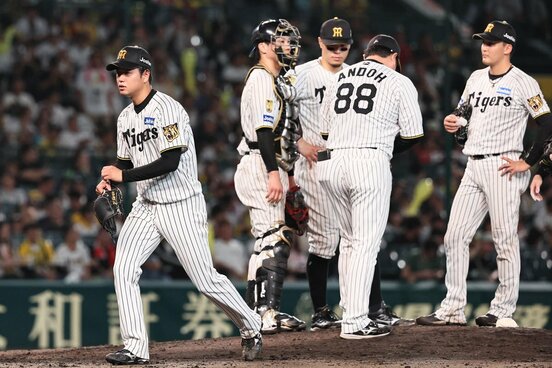 7回、降板する阪神・高橋(左)