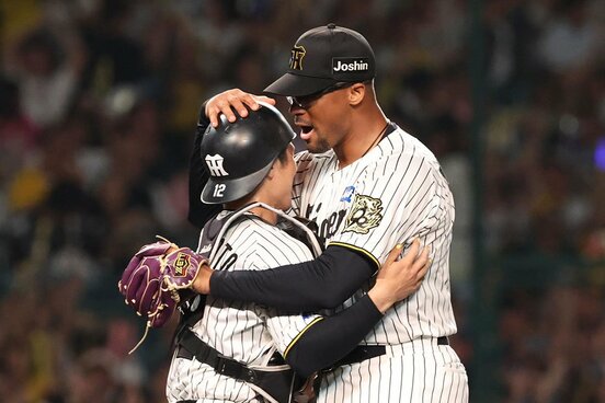 完封勝利を挙げたデュプランティエは坂本誠志郎と抱き合った