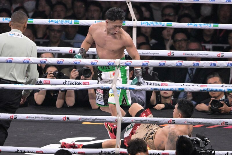 写真：井岡一翔が頭部外傷で病院搬送 井上拓真に大差判定負け…試合後の