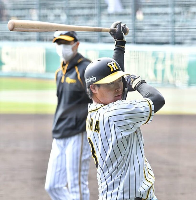  来季のチームキャプテンを務める大山。後方は矢野監督