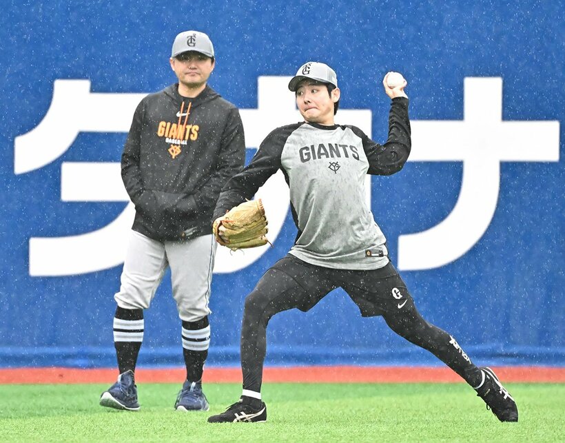 杉内コーチ(左)が見守る中、調整を行った巨人・竹丸和幸