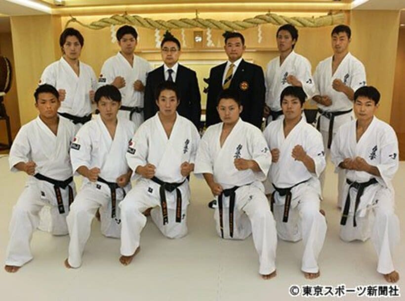 大会に向けて意気込む松井館長（後列左から３人目）、高橋（後列左端）ら