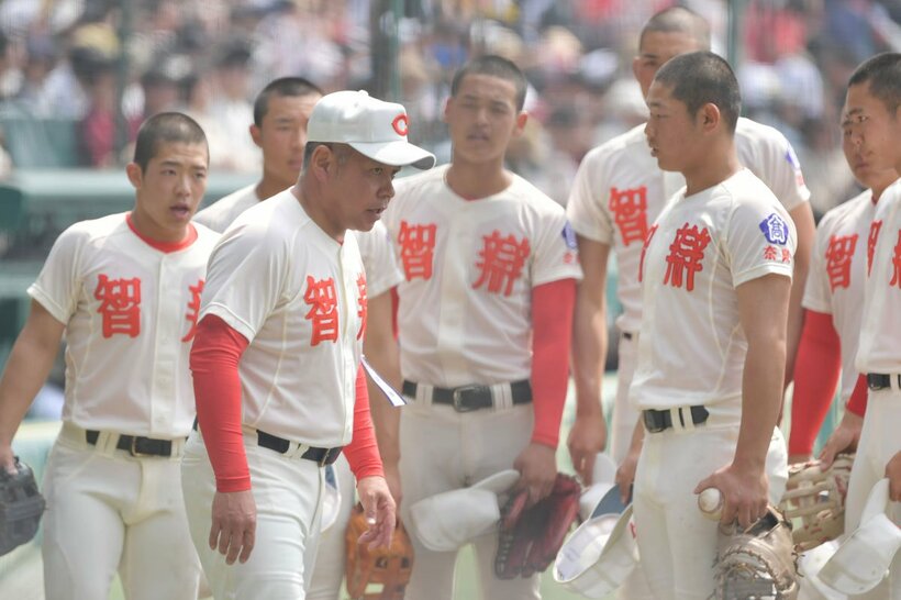 準決勝の中京大中京戦でも、ここぞの場面でチームを鼓舞した智弁学園・小坂監督(手前左)