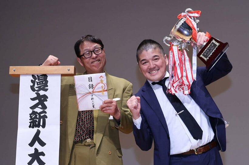 「漫才新人大賞」優勝の２世代ターボの河崎健男（左）と栗本宗昌