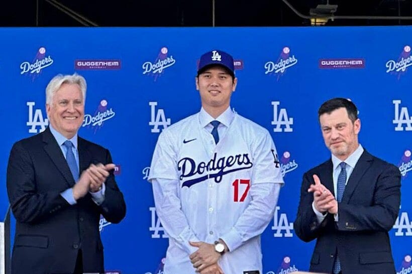 ドジャースに「成功」をもたらした大谷翔平(中)との入団契約だが…（2023年12月）