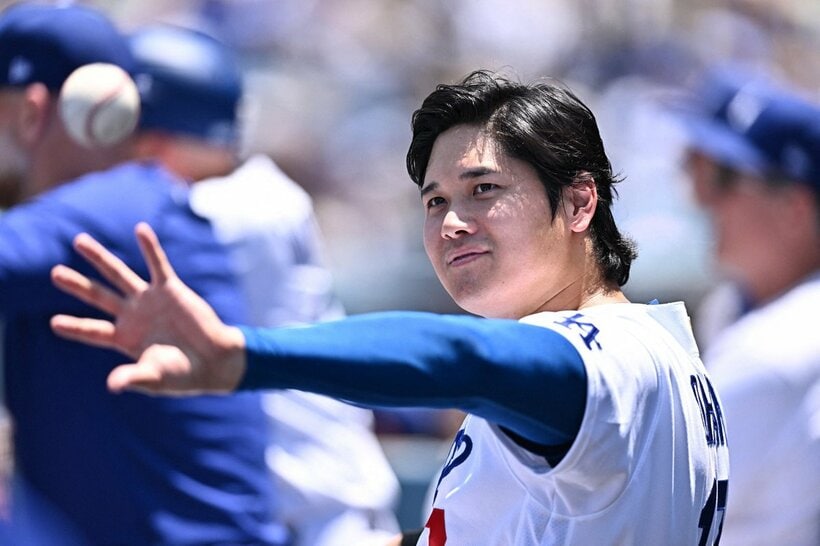 ベンチで笑顔の大谷（ロイター）