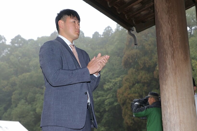 参拝する岡本和真