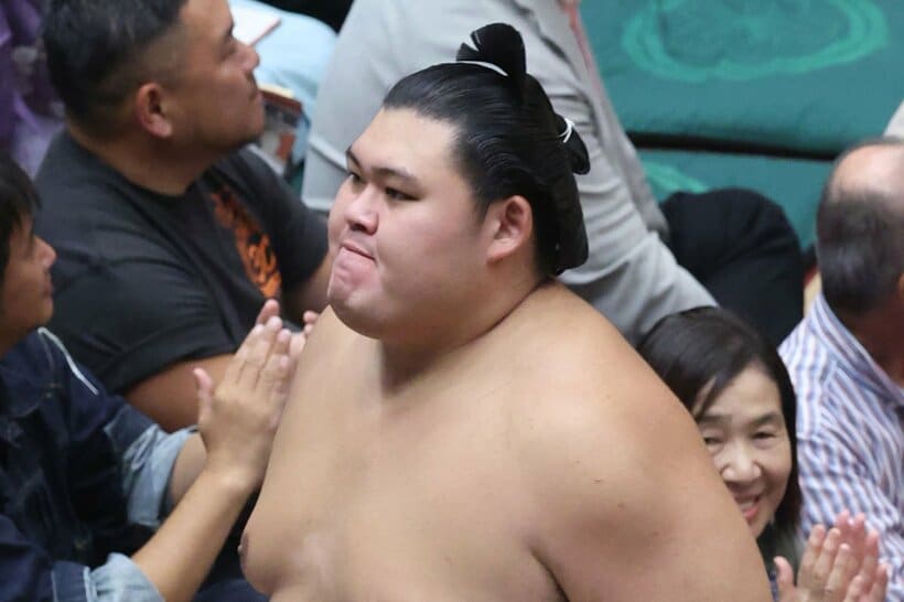 霧島に敗れ、悔しさをにじませる大の里