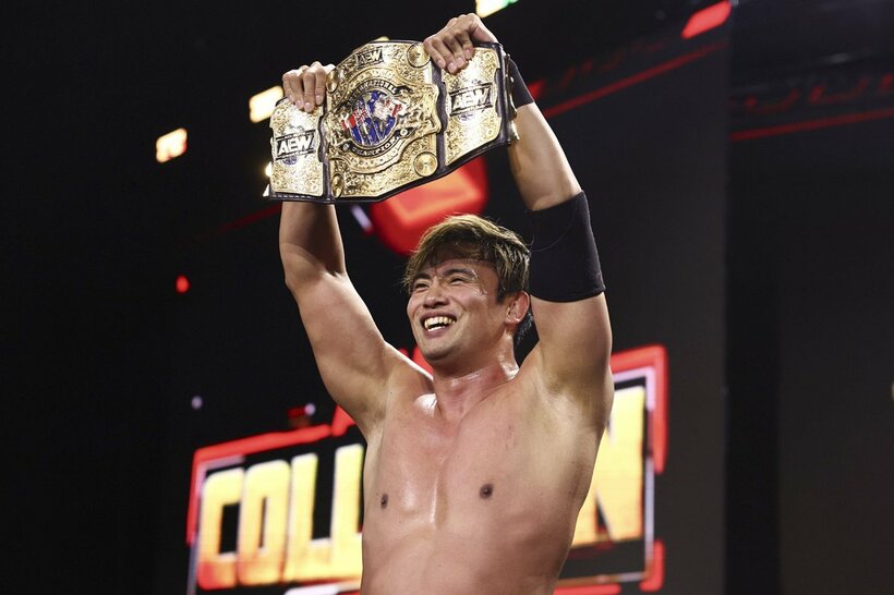 インターナショナル王座のベルトを掲げるオカダ・カズチカ©All Elite Wrestling