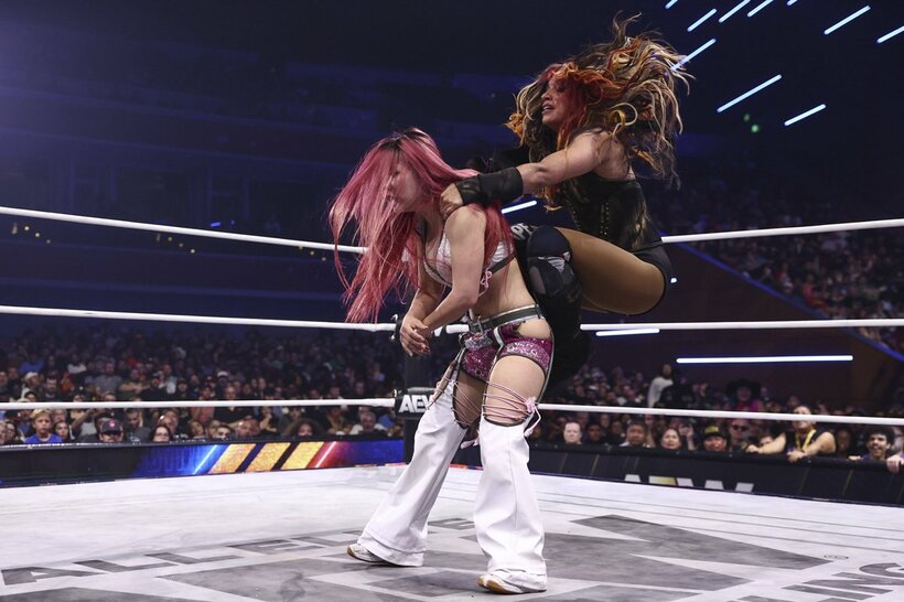 メルセデス・モネ（右）のバックスタバーをくらう葉月（©All Elite Wrestling ）