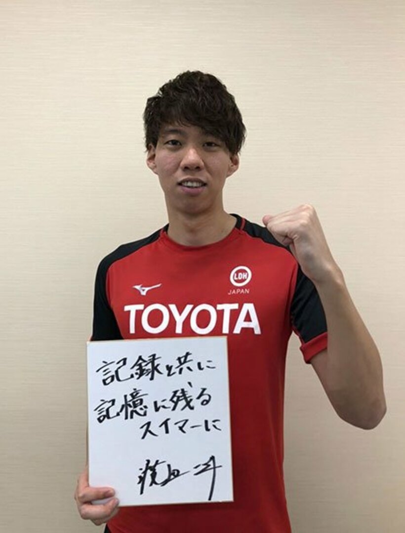  今年の抱負を色紙にしたためた渡辺（LDH　JAPAN提供）