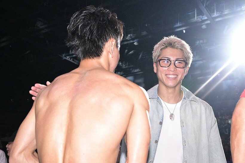 石井武志（左）に声をかける井上尚弥