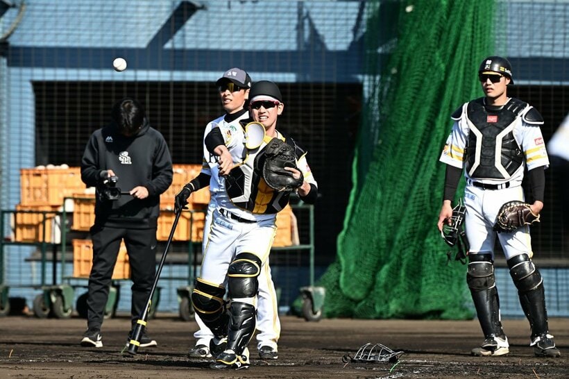 捕手として全体練習に参加した栗原陵矢