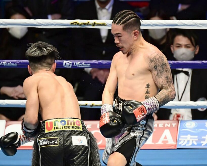  井岡一翔(右)のタトゥーが波紋を広げ続けている