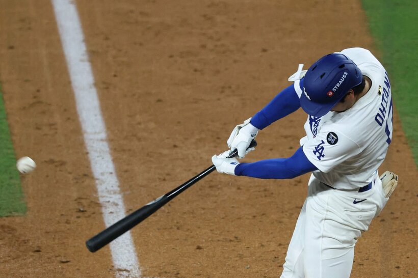ブルワーズとのナ・リーグ優勝決定シリーズ第４戦で３本目のホームランを放つ大谷（ロイター）