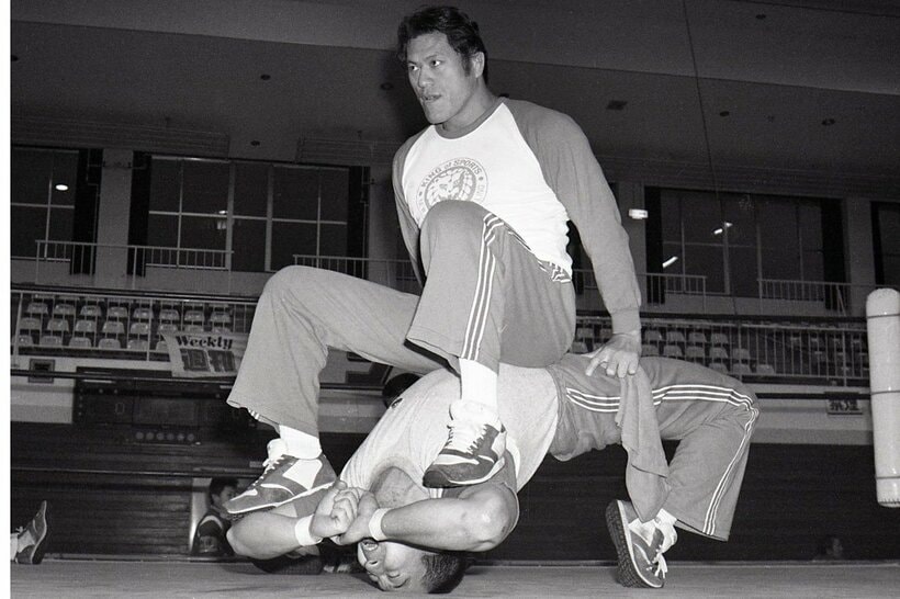 アントニオ猪木さん（上）とトレーニングをする若手時代の蝶野正洋