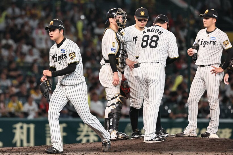 ７回、降板する阪神・高橋（左）